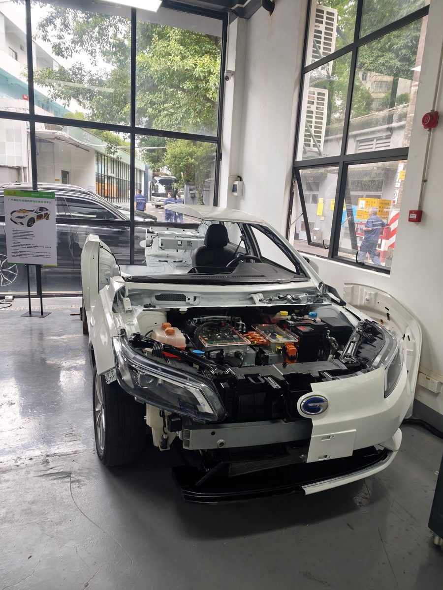 Electric vehicle front compartment and powertrain system disassembly practice