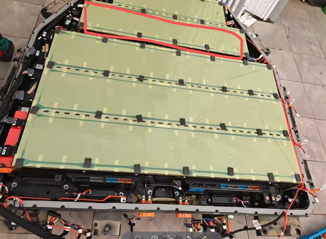 The two long modules in the smaller section of the Geely Geometry battery pack where the insulation fault was detected. Red markings indicate the affected area.