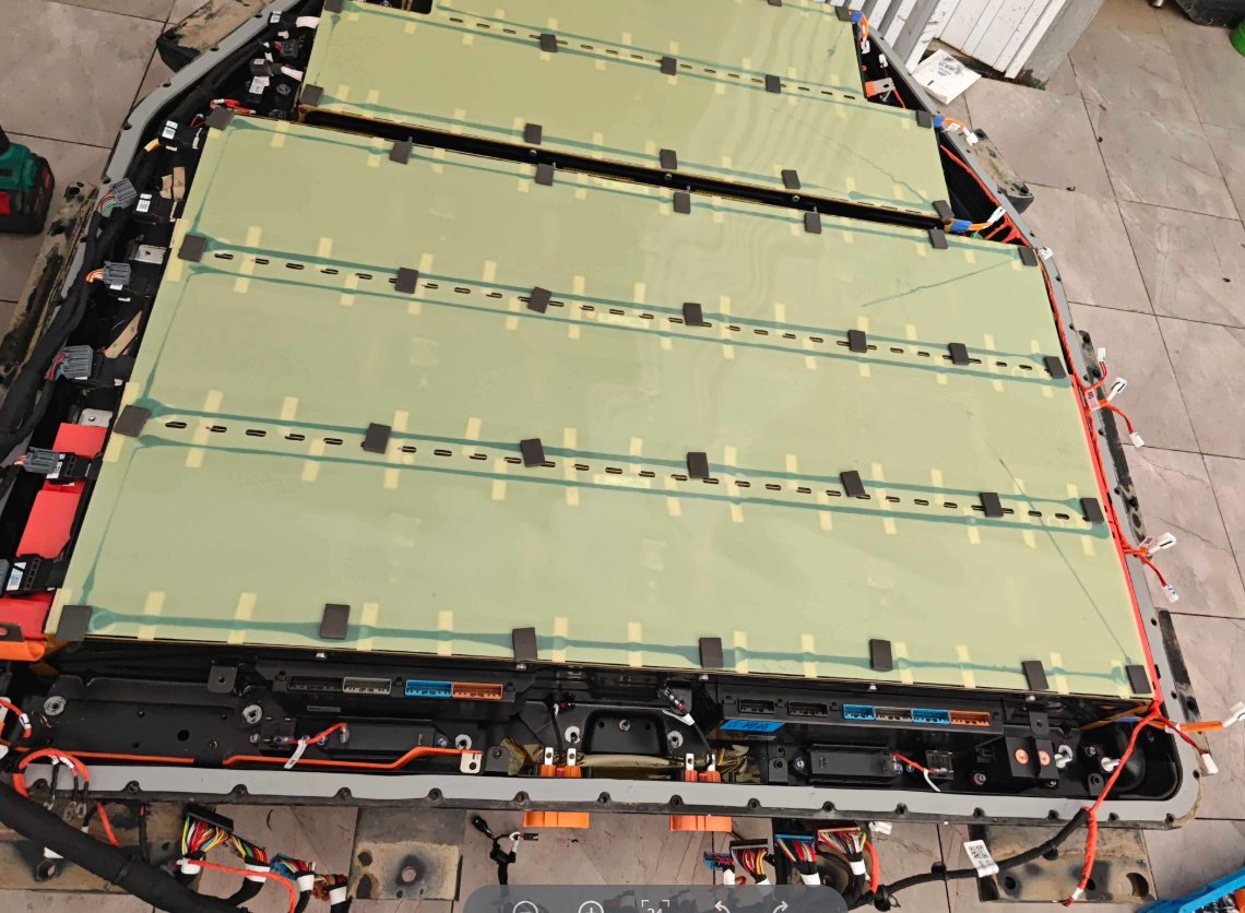 Internal module layout of the Geely Geometry battery pack, showing CATL LFP cell arrangement. Photo shared during the remote diagnostic session between Uruguay workshop and NEV Fix engineers.