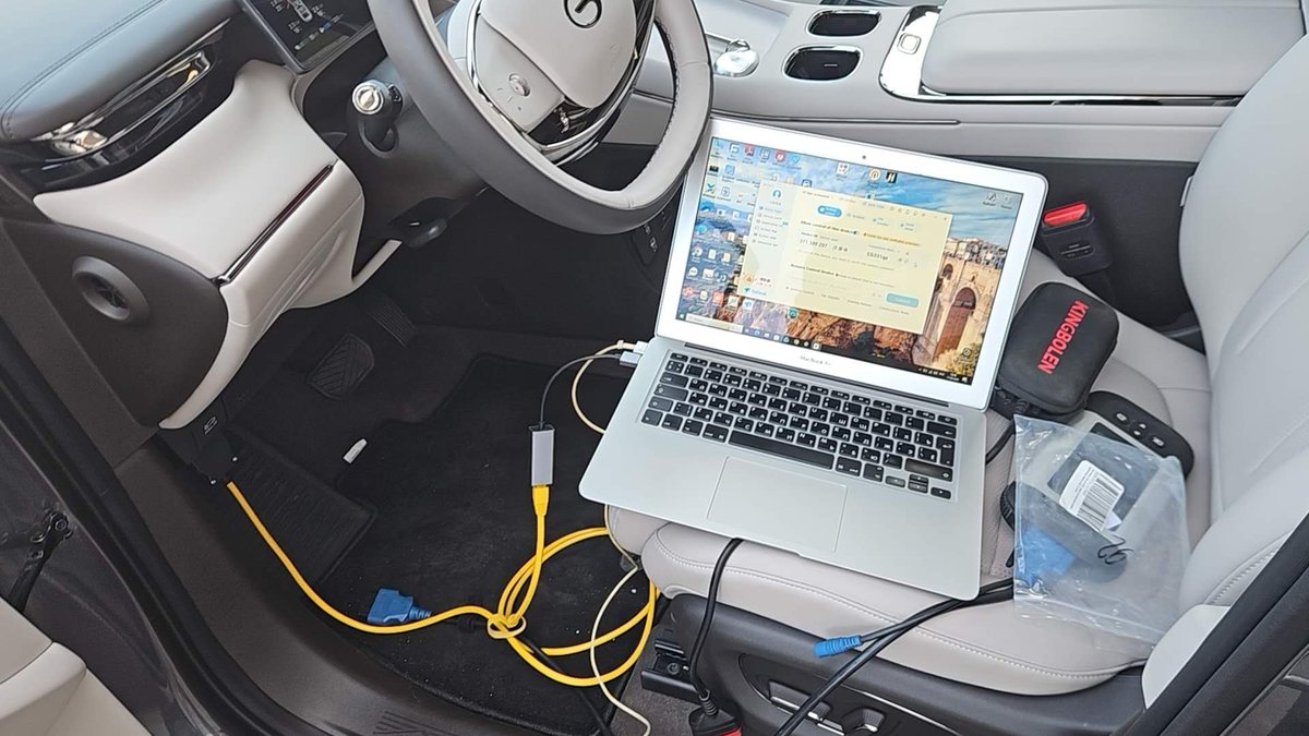GAC Trumpchi S7 remote diagnostic setup in a Russian workshop, with a laptop connected to the vehicle via an ENET DOIP cable.