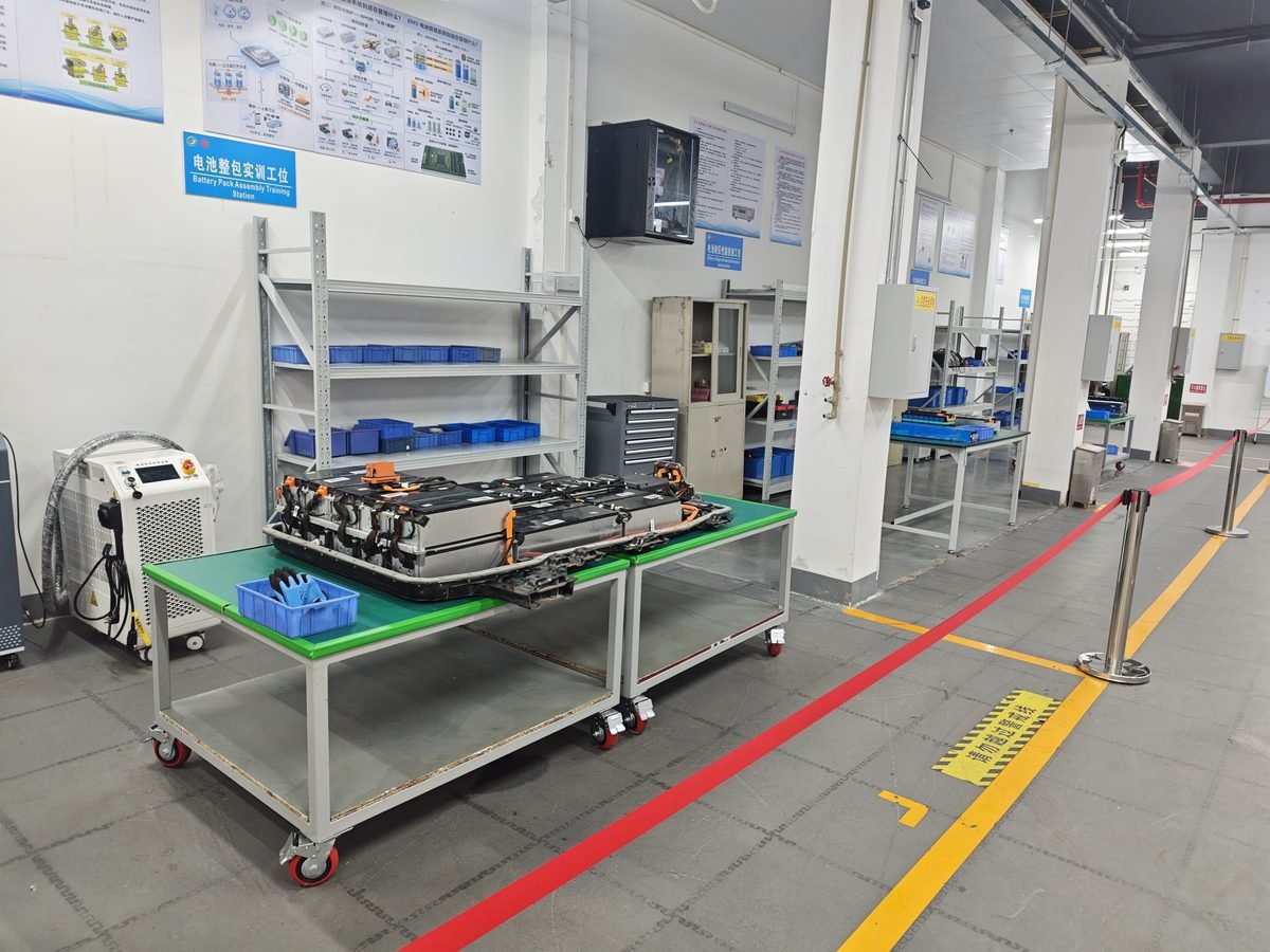 BYD battery pack training workstation with professional disassembly tools